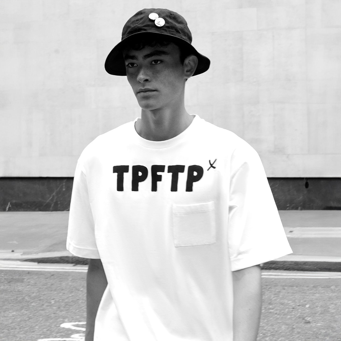 LEE WHITE / BLACK T-SHIRT